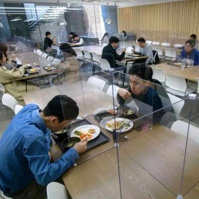 Vách ngăn bằng tấm nhựa poly trong suốt 2 vach ngan bang tam nhua poly trong suot Vách ngăn bằng tấm nhựa poly trong suốt